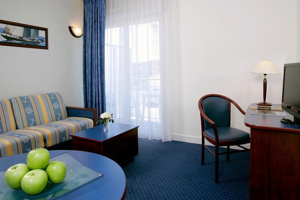 Terres De France - Appart'Hotel La Roche-Posay Bagian luar foto