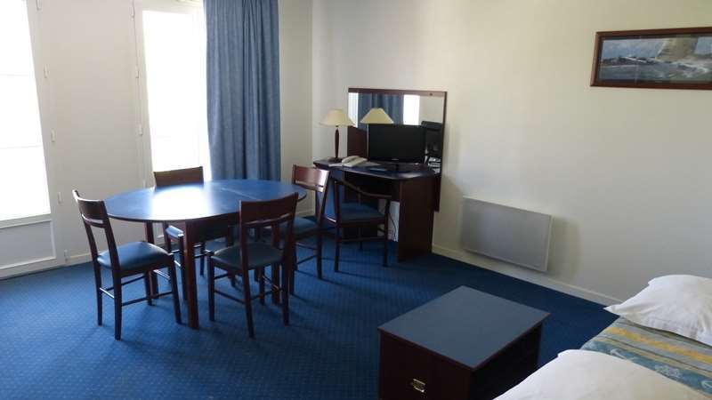 Terres De France - Appart'Hotel La Roche-Posay Ruang foto